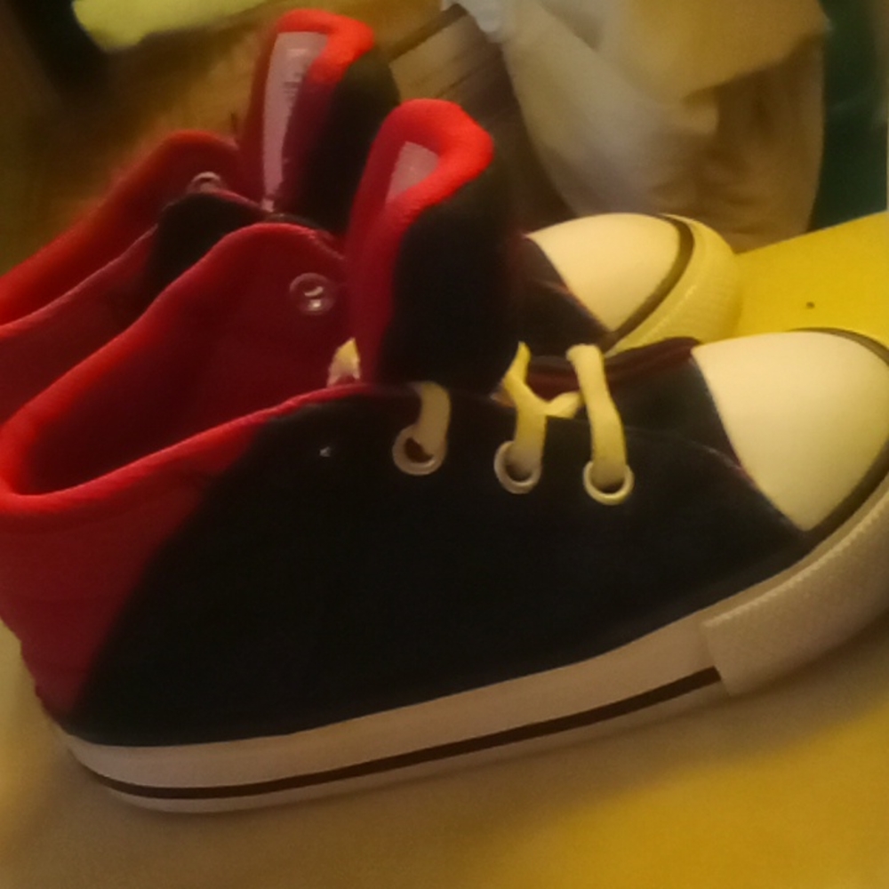 Converse All Stars Chuck Taylor size 7 kids. Great shape!